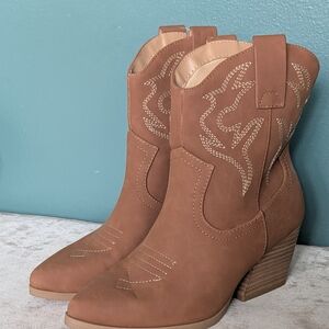 SODA "Blazing" Women Western Bootie~Pointed Toe/Low Heel~Sz 6 Taupe